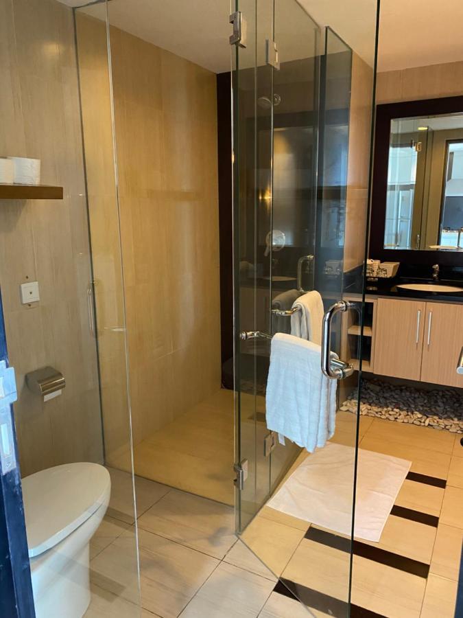 Stylish 2 Bedroom Penthouse Apt, Newly Refreshed, 50 Mbps, Pool, Gym, Resto Кута Екстериор снимка